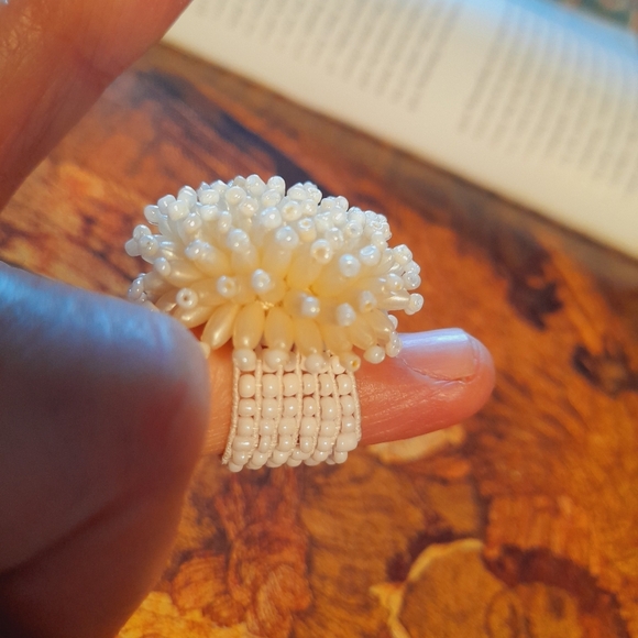 Mother Of Pearl Tone Cream Starburst Cluster Stretchy Ring - Picture 9 of 16